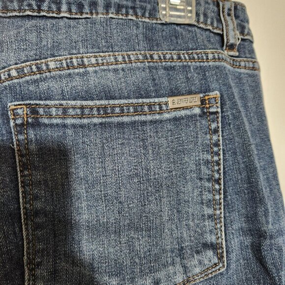 The Levis Boyfriend Jeans in women's size 31 are a stylish and comfortable choic - Picture 8 of 12
